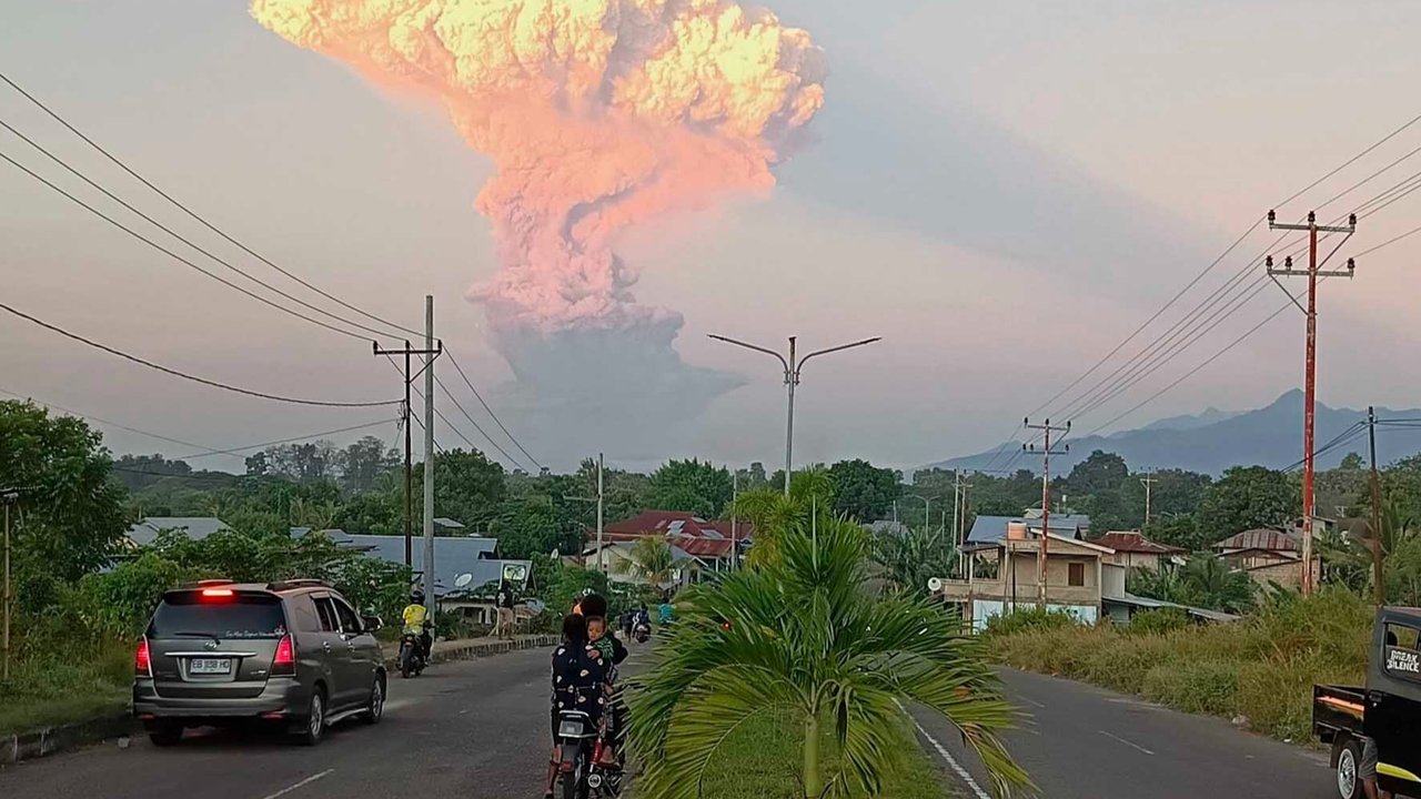 Imbas Erupsi Gunung Lewotobi Laki-laki, Kemenhub Siapkan Kapal Laut untuk Turis dan Warga