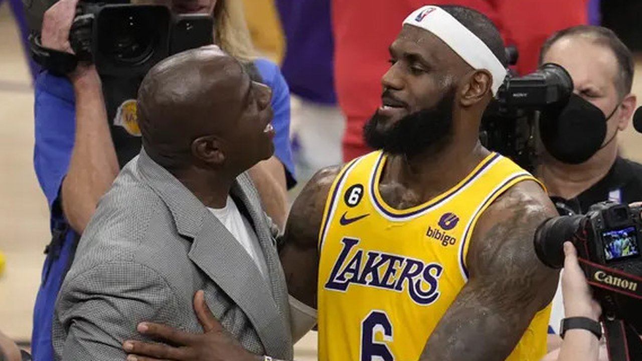 Ivica Zubac #40 dari LA Clippers melakukan dunk di depan Dorian Finney-Smith #17 dari Los Angeles Lakers selama kemenangan Lakers 122-97 di Intuit Dome pada tanggal 04 Februari 2025 di Ing