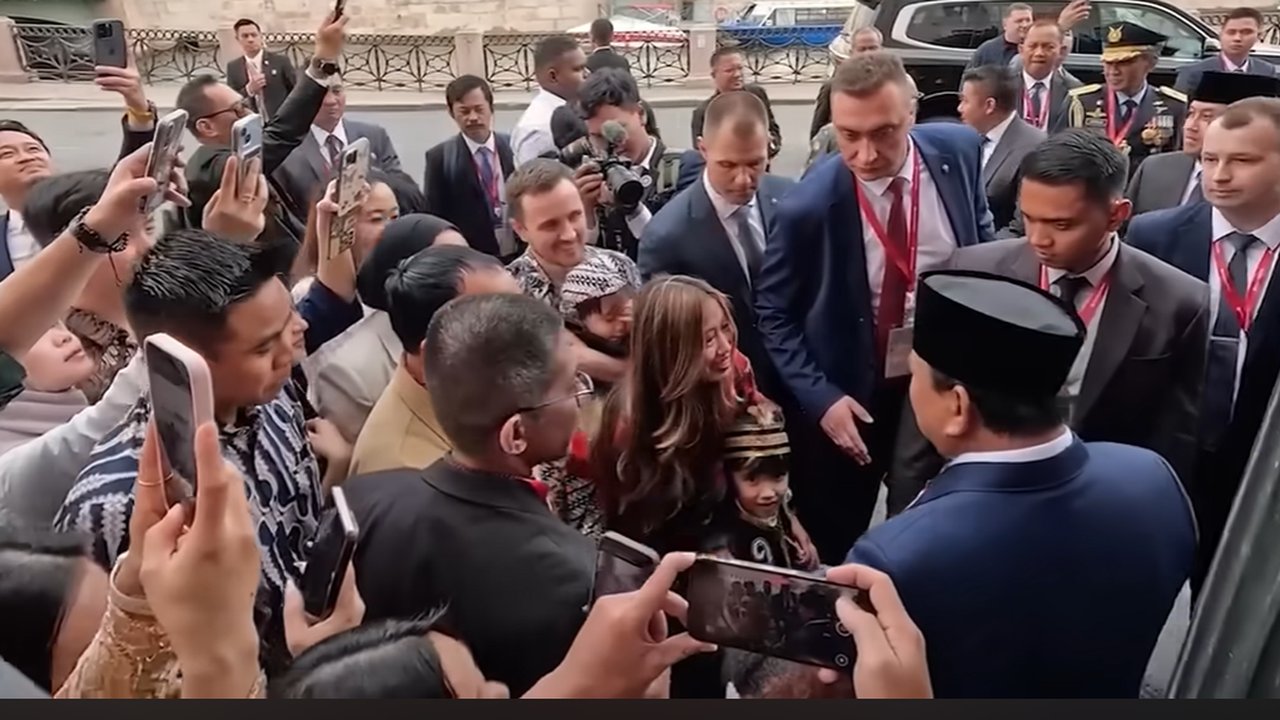 VIDEO: Prabowo Gercep Panggil Ajudan Dengar Anak di Rusia Minta Hadiah Lego