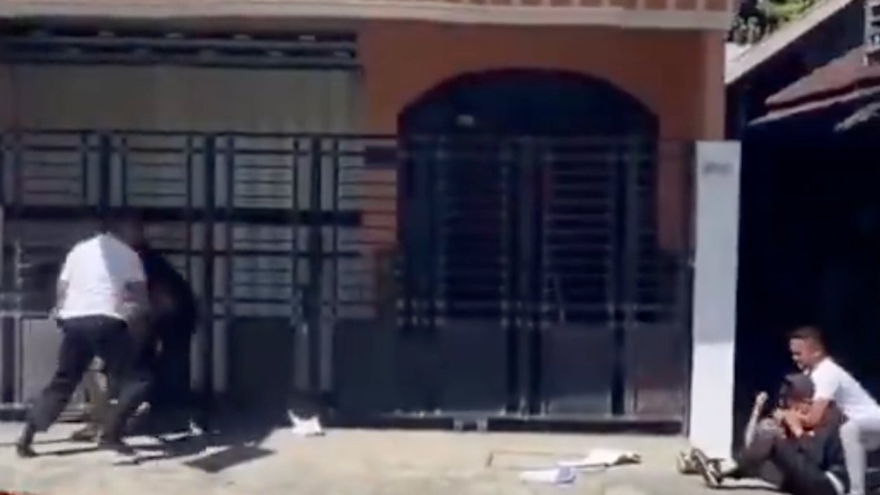 VIDEO: Mahasiswa Blitar Dipiting Paspampres Bentangkan Poster 'Omon-Omon' Demo Wapres Gibran