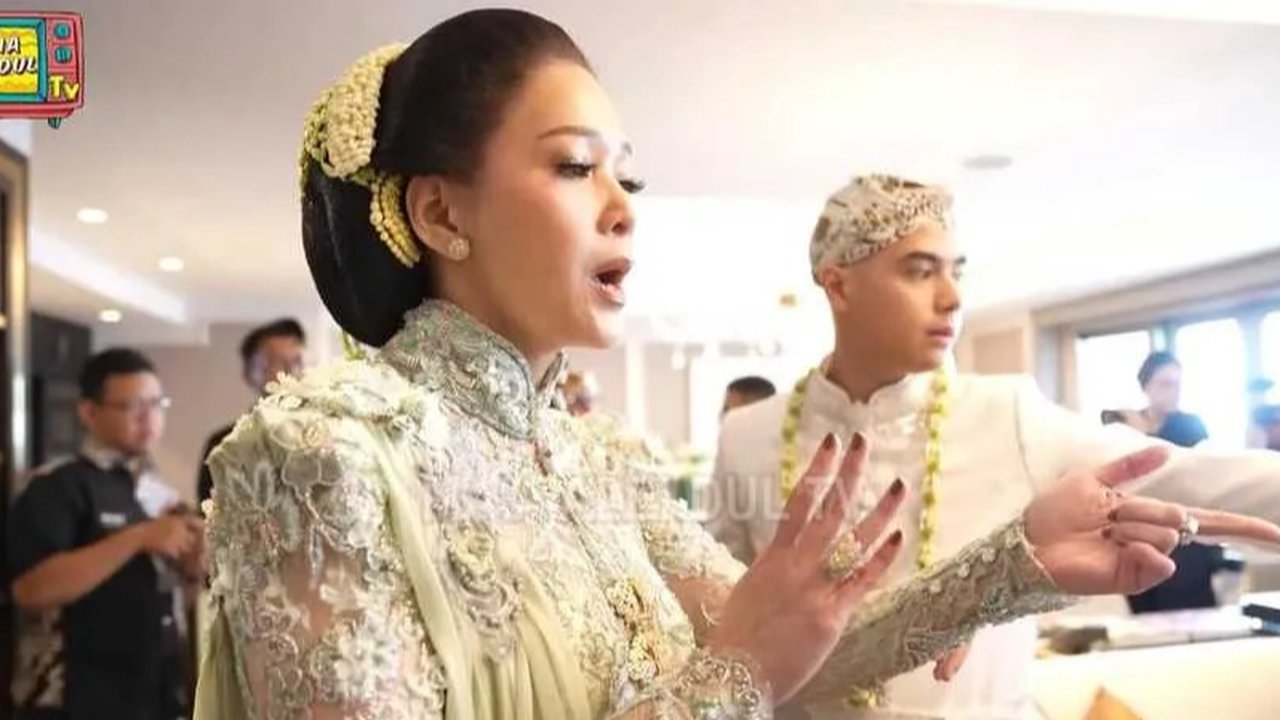 Sebelumnya, Irwan Mussry juga diketahui membelikan Al Ghazali sepasang selop eksklusif dari butiknya untuk dipakai di momen akad nikah. Di momen itu, Maia Estianty menyebut sepatu itu jadi simbol kasih sayang ayah untuk putranya.
Temukan berbagai potret menarik dan kabar terbaru di kapanlagi.com. Kalau bukan sekarang, KapanLagi?