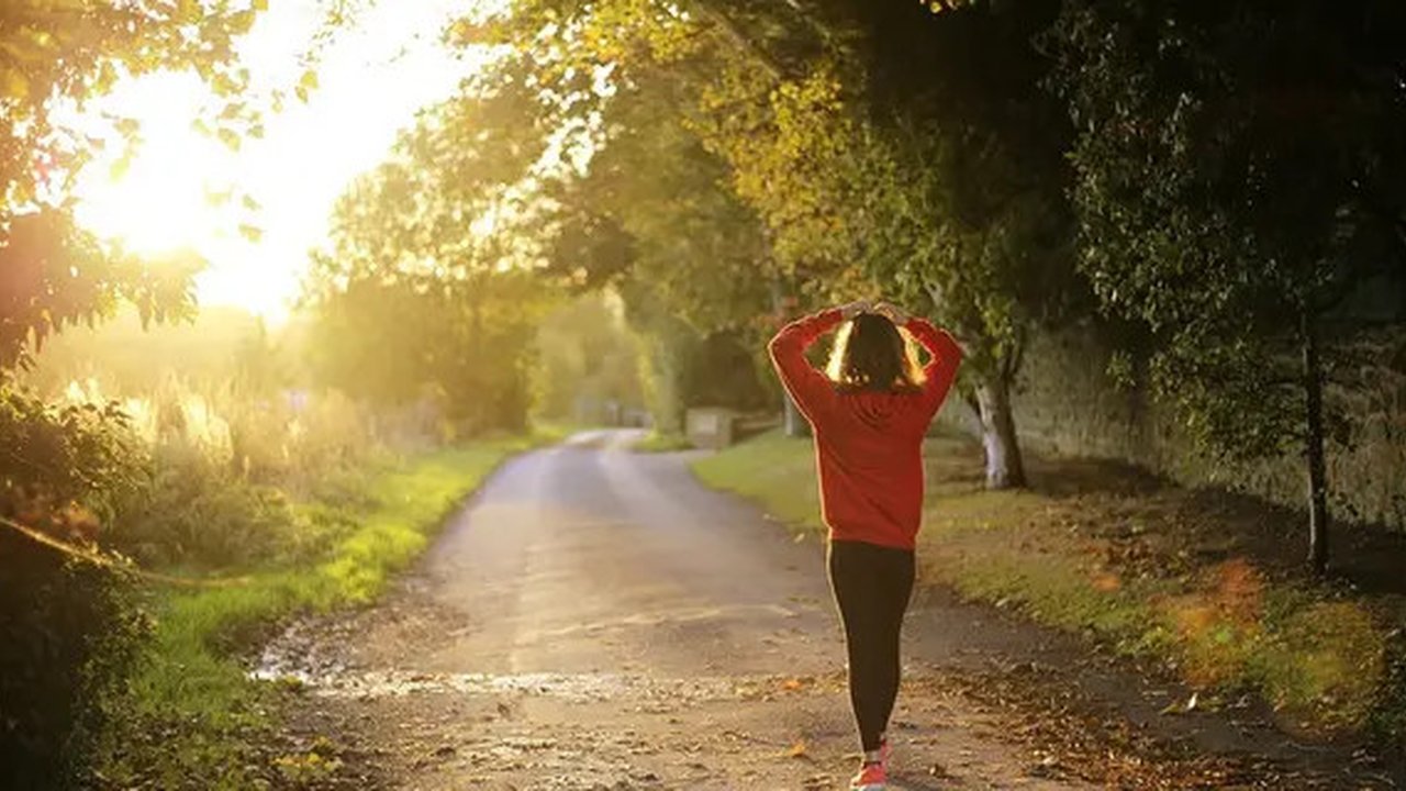 Ilustrasi Jalan Kaki. (Sumber: Pixabay)