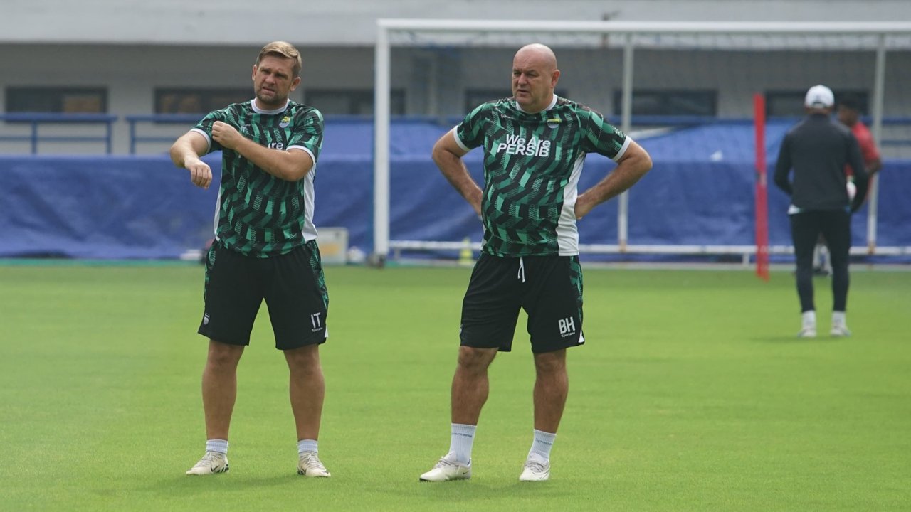 Pelatih Persib Bandung, Bojan Hodak (kanan). (Erwin Snaz/Bola.com)