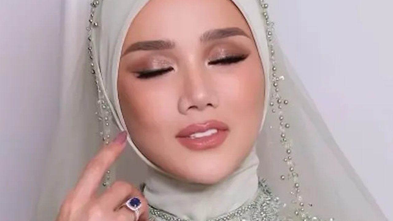 Detail Kebaya Mulan Jameela dengan Hijab Lapis Transparan Mewah di Akad Nikah Al Ghazali (Foto: Instagram @rezaazrumakeup)