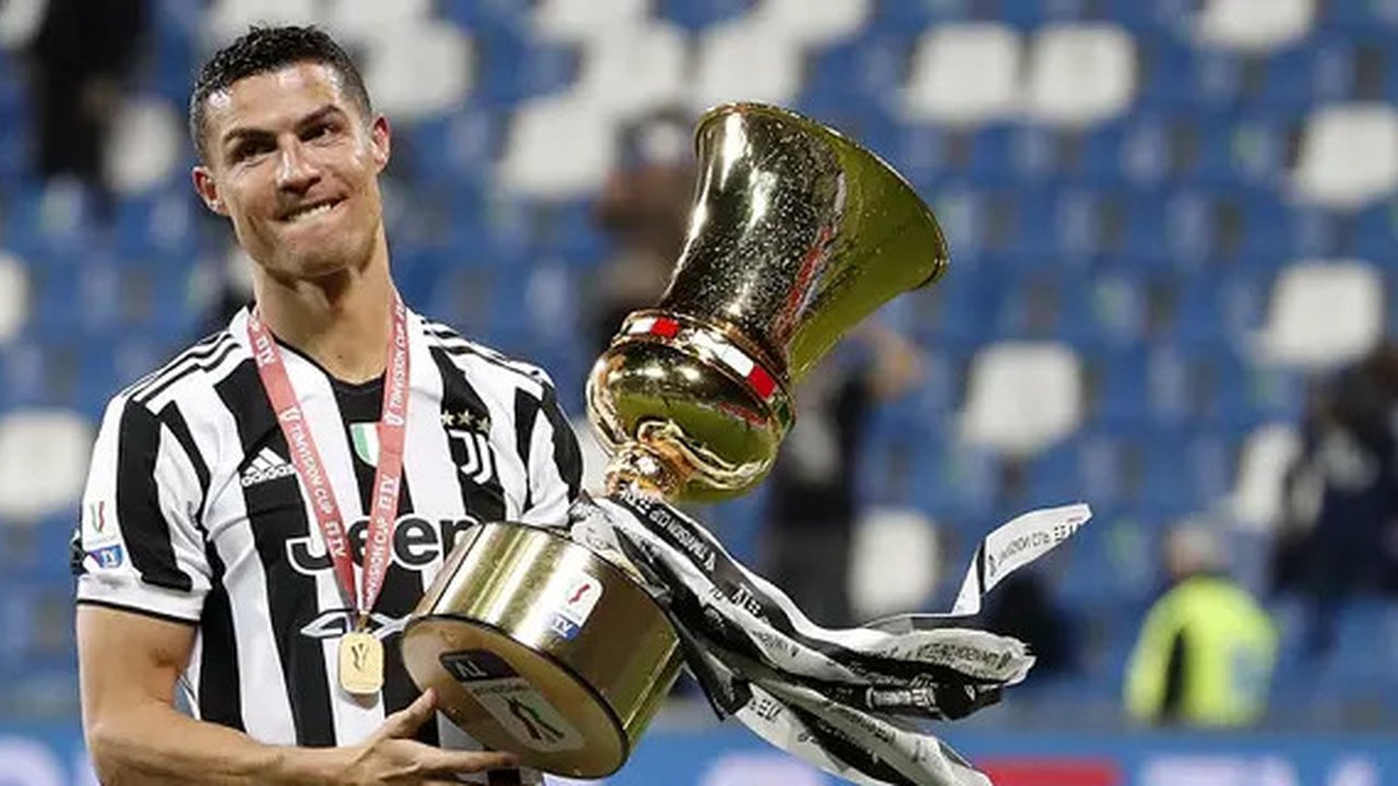 Kapten Portugal Cristiano Ronaldo memberikan tepuk tangan saat meninggalkan lapangan dalam laga semifinal Nations League melawan Jerman, Kamis dini hari WIB (5-6-2025). (AP Photo