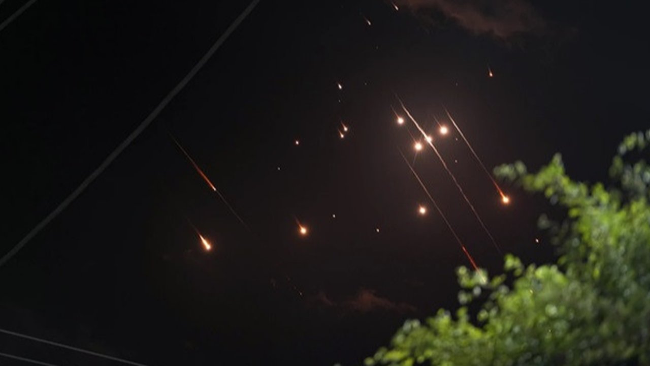 <p>Rudal yang diluncurkan dari Iran menuju Israel melesat di langit malam seperti yang terlihat dari Deir al-Balah, Jalur Gaza, Selasa (1/10/2024). (Dok. AP/Abdel Kareem Hana)</p>
