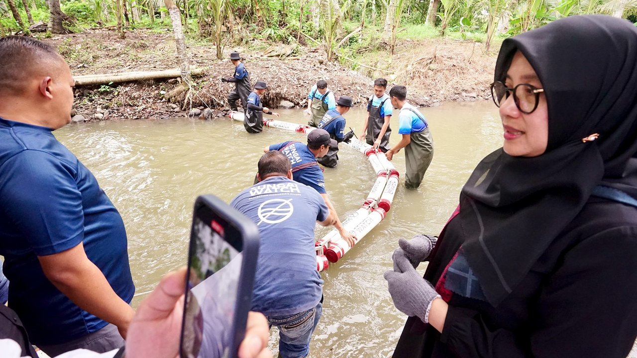 Bupati Banyuwangi Ipuk Fiestiandani ikut memantau pemasangan trash barier