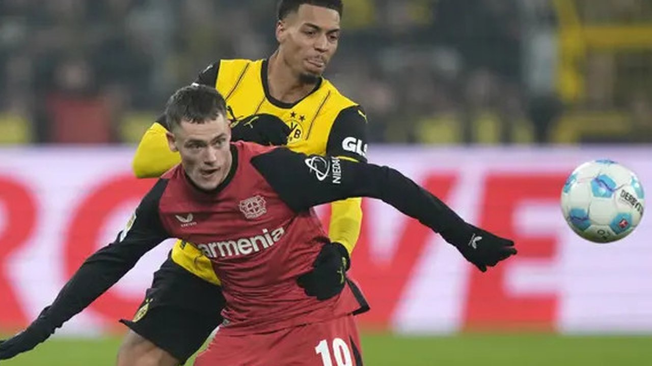 Gelandang Bayer Leverkusen asal Jerman bernomor punggung 10, Florian Wirtz, melakukan pemanasan sebelum pertandingan divisi pertama Bundesliga Jerman antara Bayer Leverkusen dan Union Berl