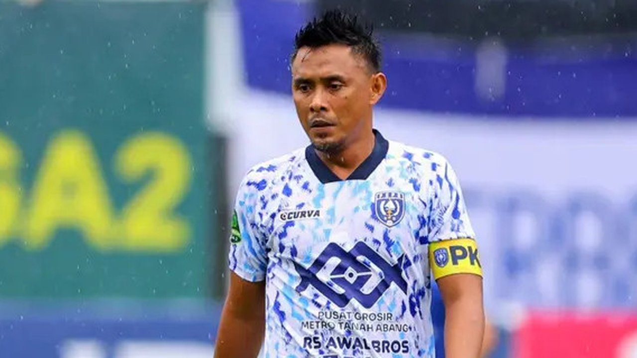 Bek Persija Jakarta, Maman Abdurahman, saat bermain di Piala Asia 2007 bersama Timnas Indonesia. (AFP/Adek Berry)