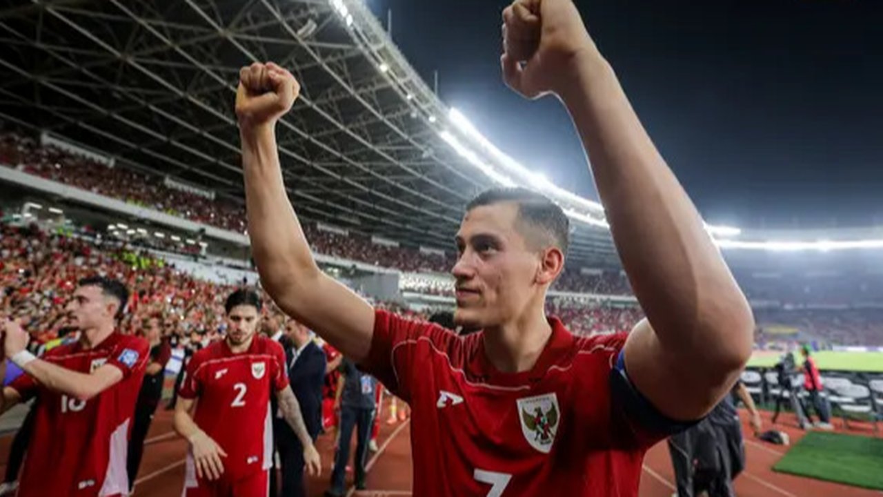 Pemain Timnas Indonesia, Jay Idzes melakukan selebrasi setelah mencetak gol ke gawang Timnas Vietnam pada laga Grup F Kualifikasi Piala Dunia 2026 di My Dinh Stadium, Vietnam, Selasa (26/0