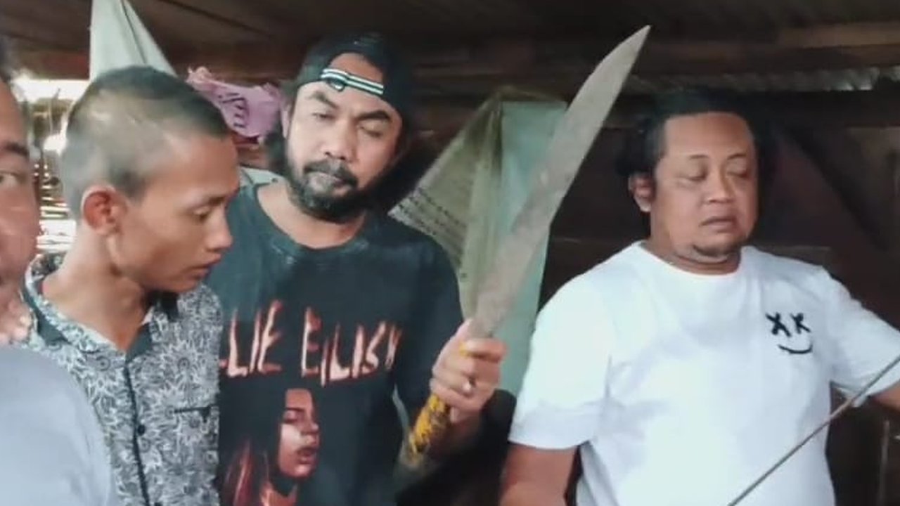 Aksi pria malakukan pemalakan terhadap seorang sopir truk di Jalan Alteri Yos Sudarso