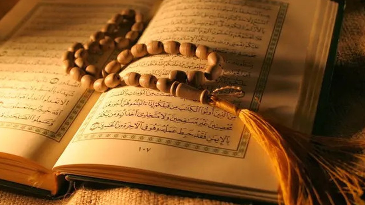Video ini membuktikan bahwa lantunan ayat suci Alquran dapat menenangkan hati siapapun yang mendengarkannya.