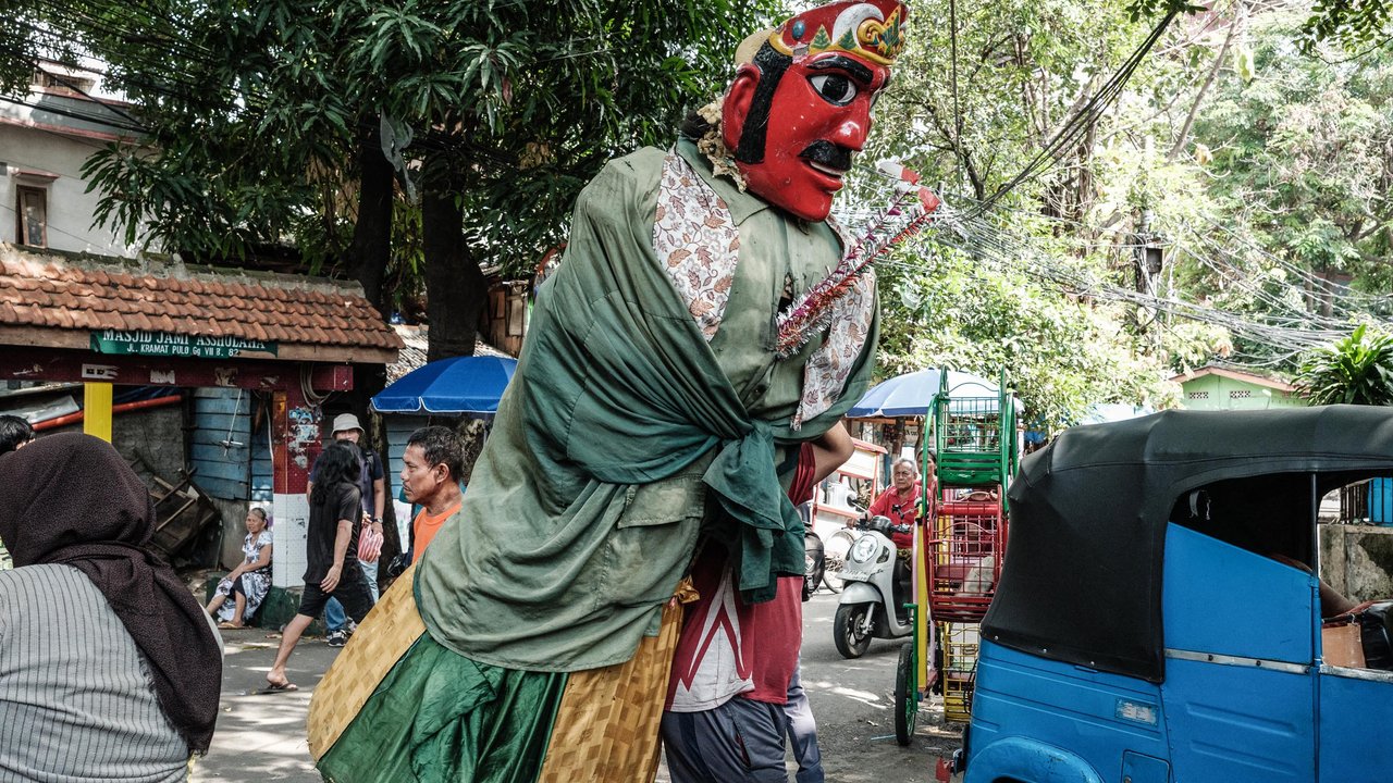 Fenomena ondel-ondel untuk ngamen pun menimbulkan kegelisahan di masyarakat, khususnya pemerhati dan budayawan Betawi. (Yasuyoshi CHIBA/AFP)