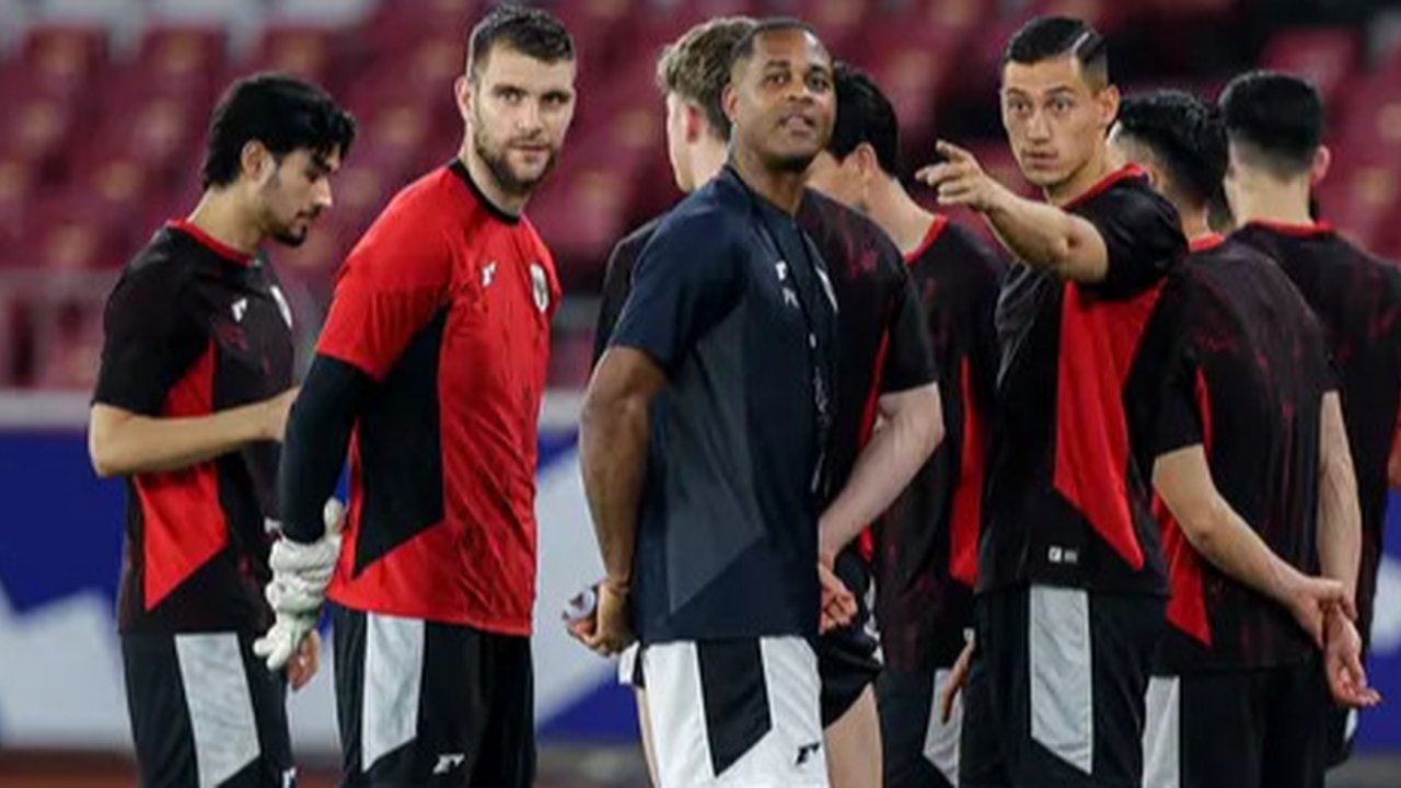 Pelatih Timnas Indonesia Patrick Kluivert terus berupaya mematangkan persiapan sebelum menghadapi Bahrain. (Liputan6.com/Herman Zakharia)