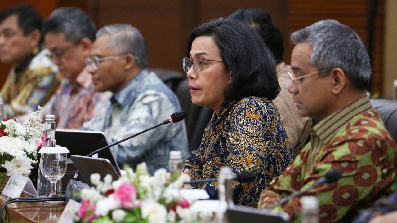 Menteri Keuangan Sri Mulyani didampingi dua pejabat baru: Direktur Jenderal Bea dan Cukai Djaka Budi Utama  (ketiga kiri) dan Direktur Jenderal Pajak yang baru Bimo Wijayanto (kedua kanan) saat konferensi pers APBN Kita Edisi April di Kementerian Keuangan, Jakarta, Jumat (23/05/2025).