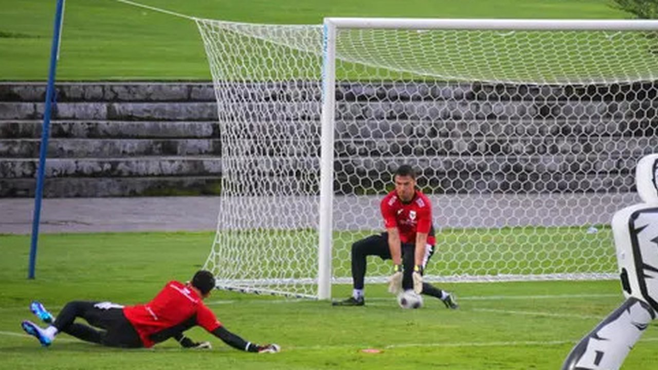 Kiper Timnas Indonesia, Emil Audero Mulyadi berbicara di hadapan puluhan awak media sebelum menjalani sesi latihan di Stadion Madya GBK, Jakarta, Senin (2/6/2025) malam. (Bola.com/Hery Kurnia