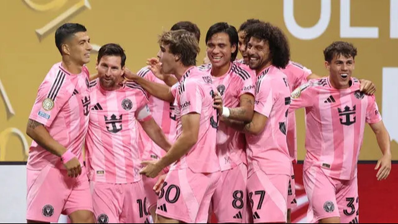 Lionel Messi (kedua dari kiri) dihampiri oleh rekan-rekannya setelah mencetak gol bagi Inter Miami ke gawang FC Porto pada lanjutan Piala Dunia Antarklub 2025, Jumat (20/6/2025) pagi WIB. (AL