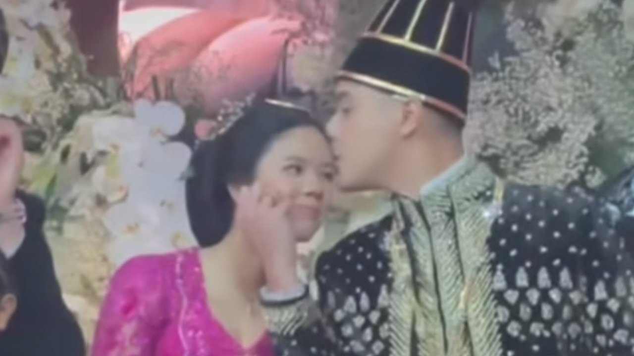 5 Potret Al Ghazali Cium Kening Shafeea di Pelaminan Ngunduh Mantu, Bukti Cinta Kakak ke Adik Ramai Dipuji