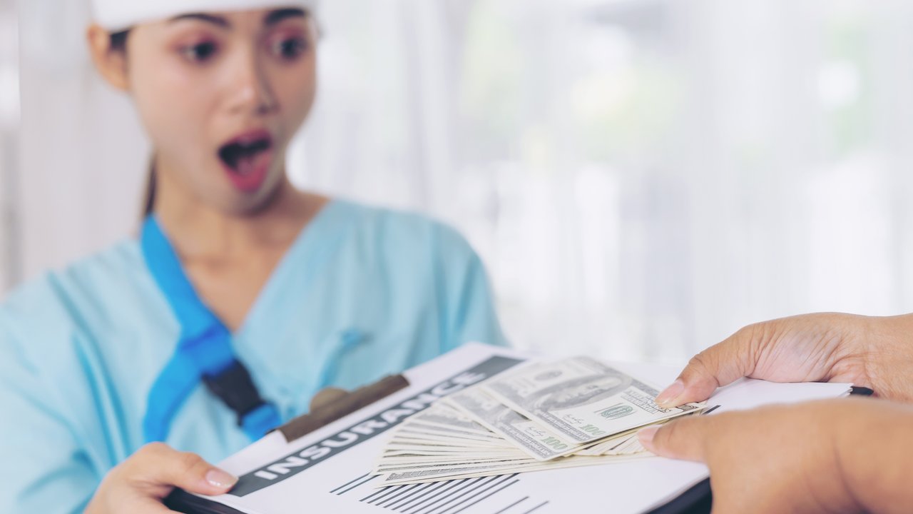 Ilustrasi asuransi. (Foto By AI)