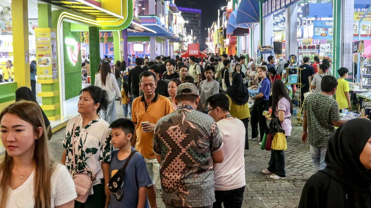 Sejumlah warga saat mengunjungi Jakarta Fair 2025 di JIExpo Kemayoran, Jakarta, Kamis (19/6/2025).