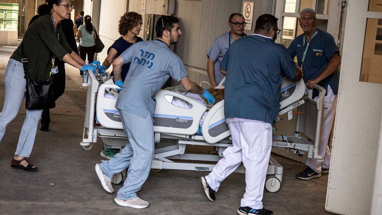 Dokter mendorong pasien ke tempat aman setelah rumah sakit Soroka terkena rudal Iran di Beersheba, Israel, (19/06/2025)