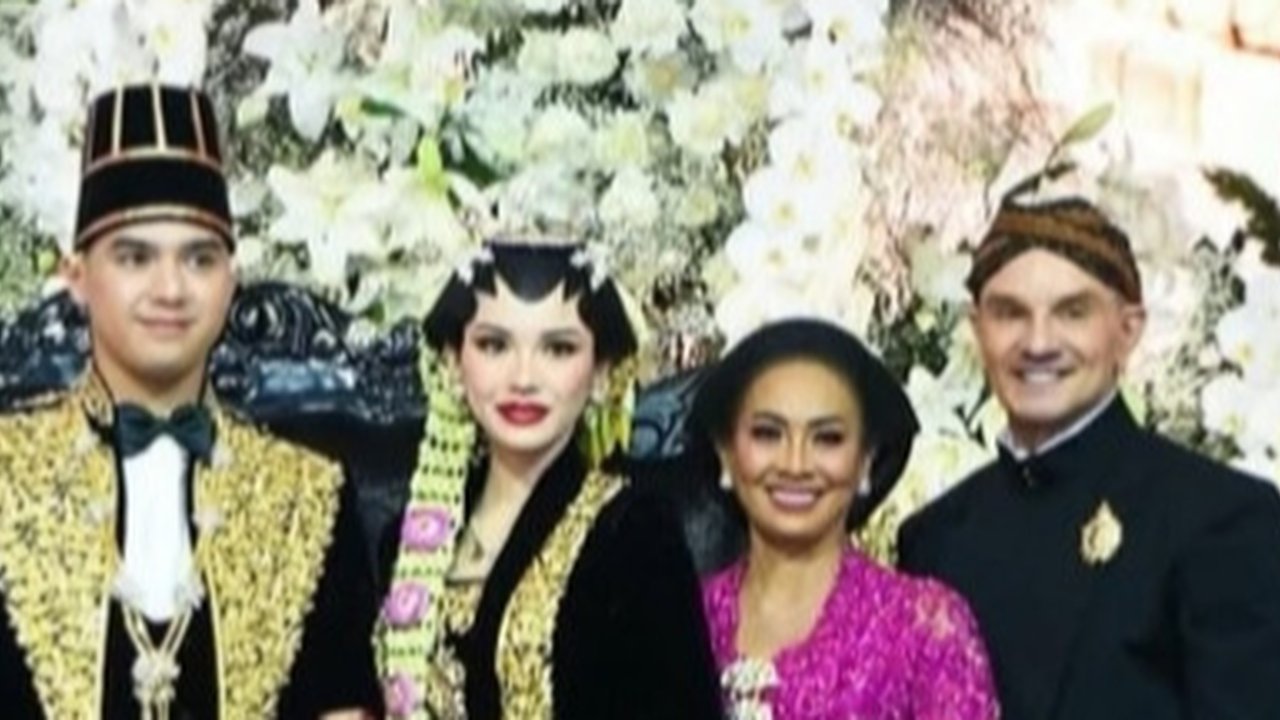 Potret Ganteng Ayah Alyssa Daguise Pakai Beskap Jawa di Ngunduh Mantu, Akui Berat Melepas Putri Tercinta