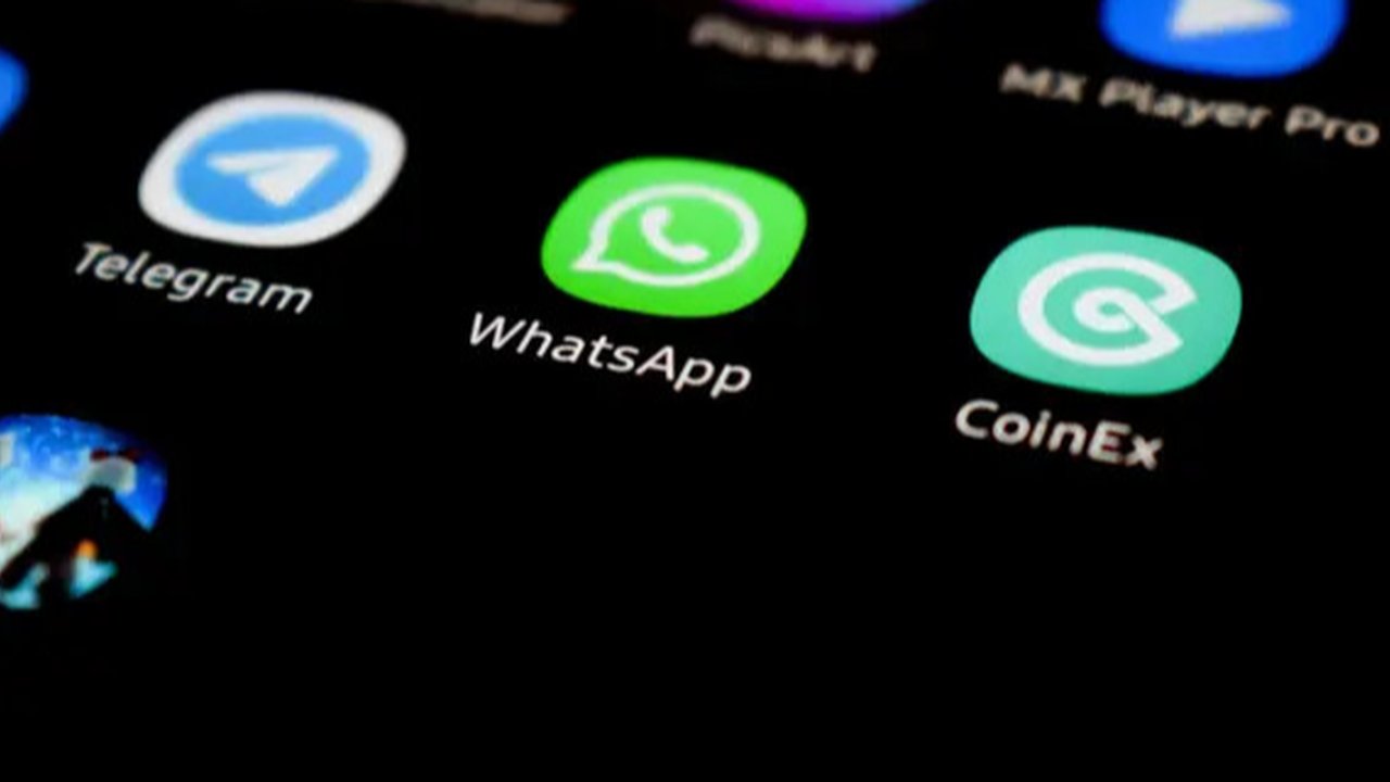 Ilustrasi logo aplikasi WhatsApp dalam 3D. (unsplash/Mariia Shalabaieva)