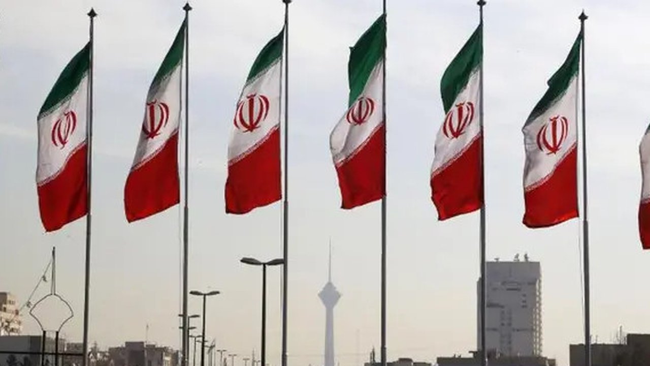 Warga Lebanon Nekat Gelar Pesta dengan Latar Rudal Iran Hantam Israel. (Ahmad GHARABLI/AFP)