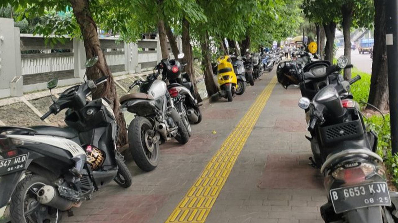 Pejalan Kaki Resah Parkir Liar 'Menjajah' Trotoar di Jalan Kyai Tapa