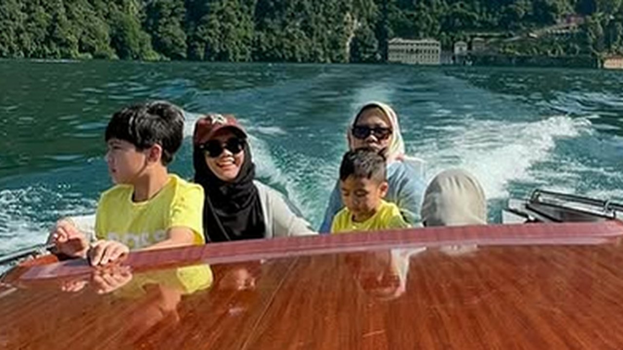 Potret Sus Rini Pengasuh Rayyanza Liburan Mewah di Italia, Naik Pesawat Kelas Bisnis & Nikmati Keindahan Lake Como