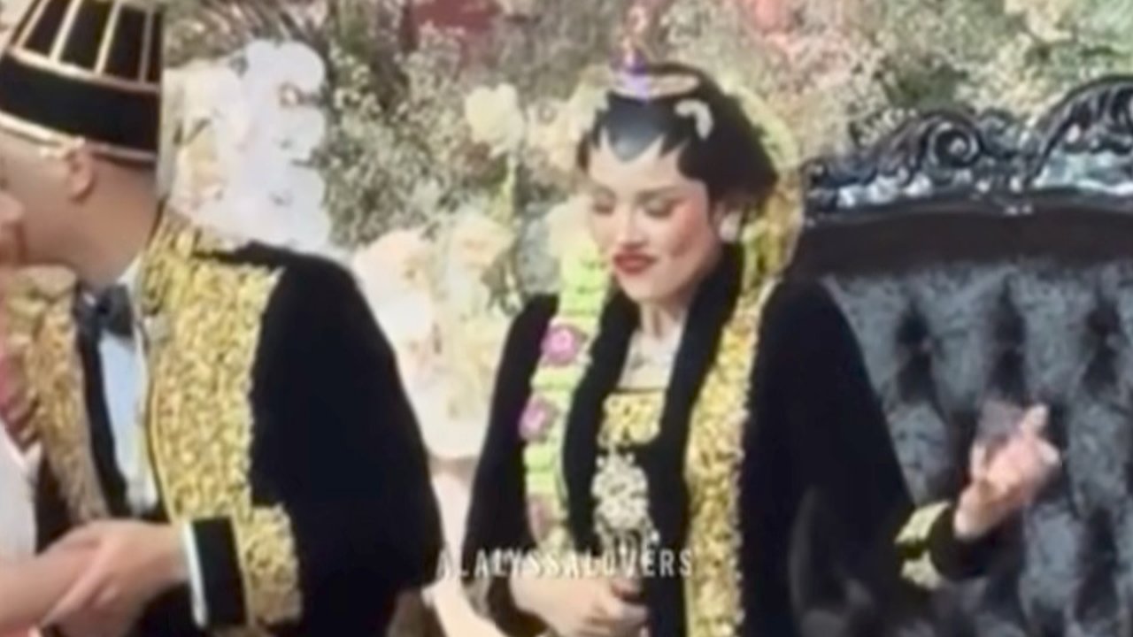 Tingkah Random Alyssa Daguise Joget di Pelaminan Al Ghazali, Ekspresi Bahagia Jadi Sorotan