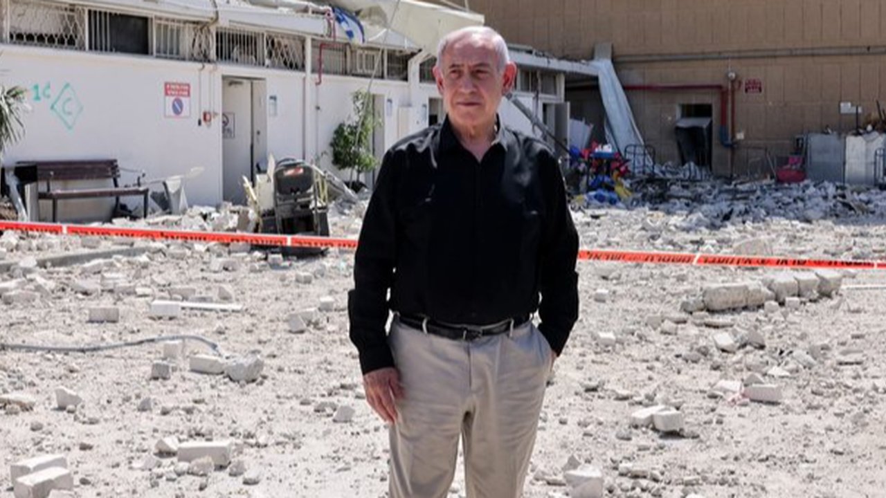 Netanyahu Kunjungi Lokasi Serangan Rudal Iran di Tel Aviv, Begini Ekspresi Wajahnya