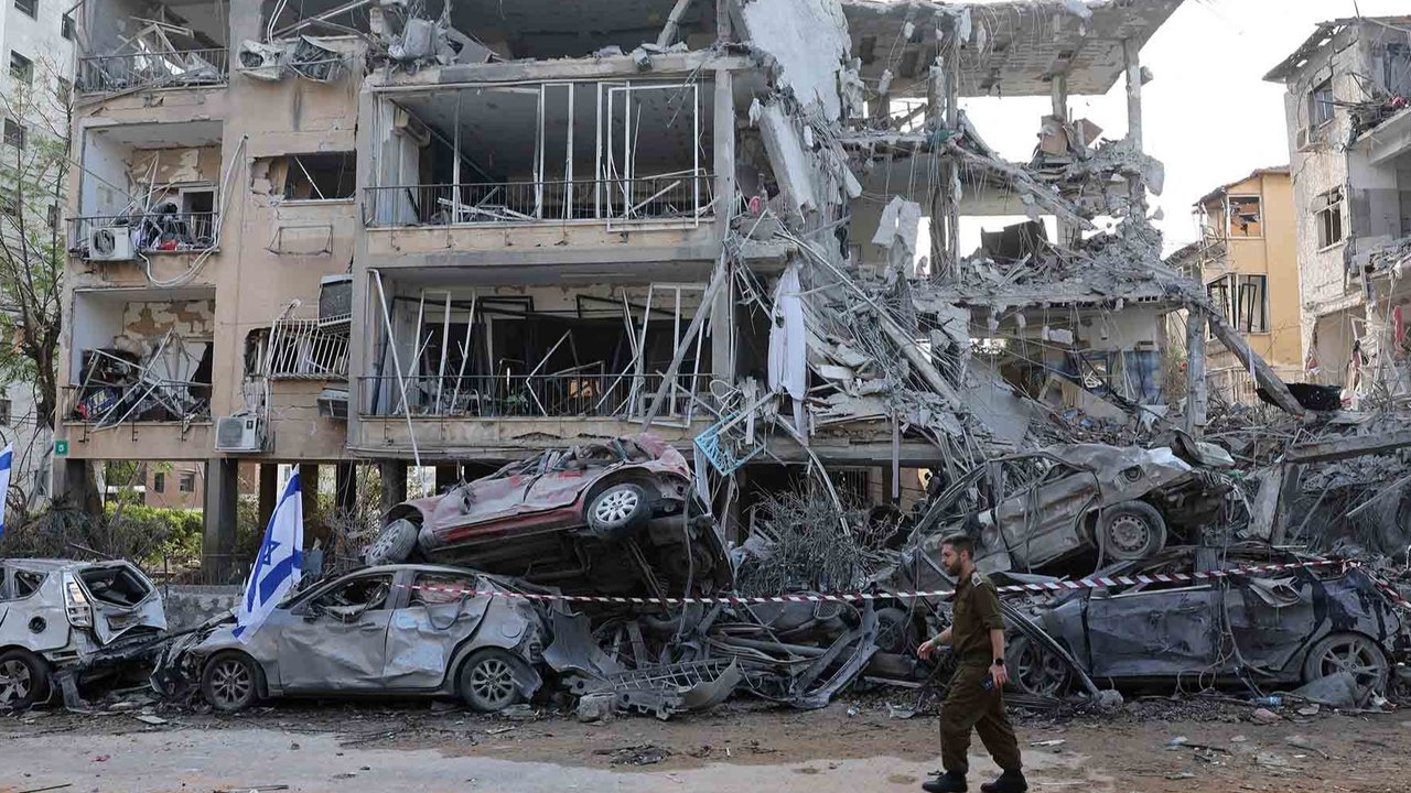 Gedung bursa efek di Tel Aviv dihantam rudal Iran pada Kamis (19/6).