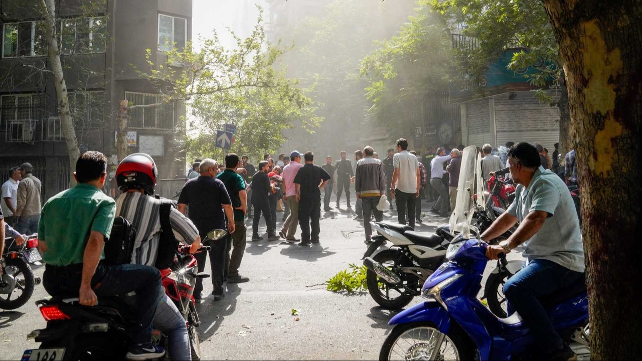 Sejumlah warga berlarian sesaat setelah serangan rudal Israel menghantam Kota Teheran, Iran, pada Minggu (15/6/2025).