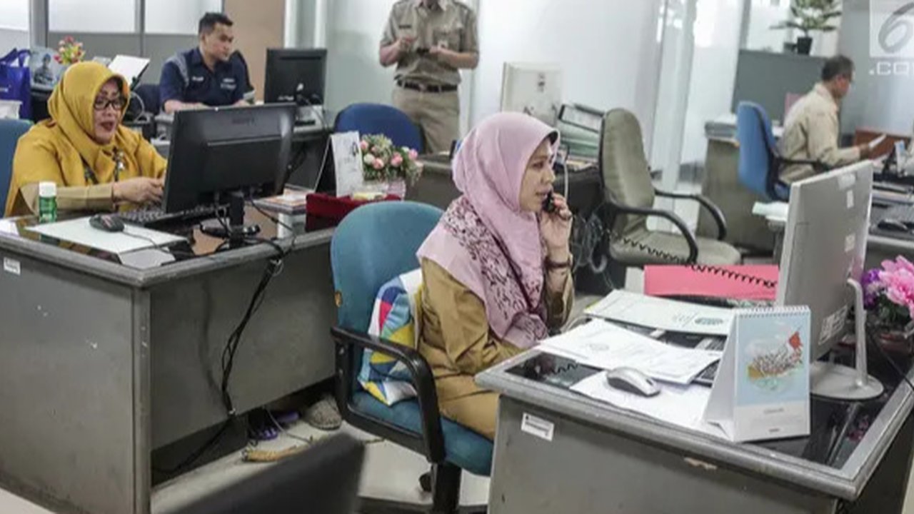 Sejumlah Pegawai Negeri Sipil (PNS) Pemprov DKI Jakarta berakitivitas di Balaikota, Jakarta, Senin (10/6/2019). PNS kembali berdinas di masing-masing instansinya pada hari pertama kerja usai