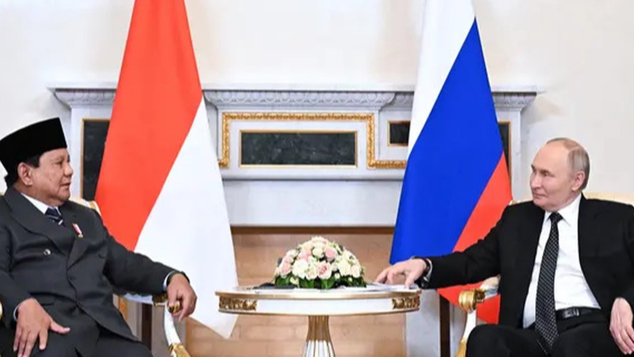 Presiden Prabowo juga menyampaikan terima kasih kepada Putin atas undangan yang diberikan kepadanya. Ia menilai, hubungan kedua negara ini terus mengalami kemajuan di berbagai bidang, salah satunya ekonomi. (Sergei BOBYLYOV/POOL/AFP)