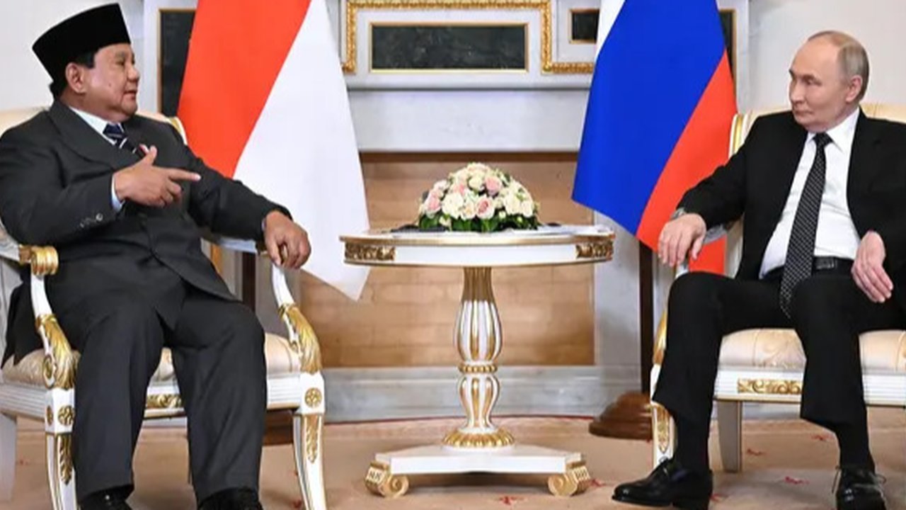 Dalam foto yang disebarkan oleh kantor berita Rusia Sputnik ini memperlihatkan Presiden Republik Indonesia Prabowo Subianto (kiri) berbincang dengan Presiden Rusia Vladimir Putin di Saint Peterburg pada 19 Juni 2025. (Sergei BOBYLYOV/POOL/AFP)