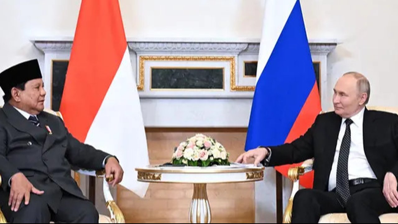 Presiden Prabowo juga menyampaikan terima kasih kepada Putin atas undangan yang diberikan kepadanya. Ia menilai, hubungan kedua negara ini terus mengalami kemajuan di berbagai bidang, salah satunya ekonomi. (Sergei BOBYLYOV/POOL/AFP)