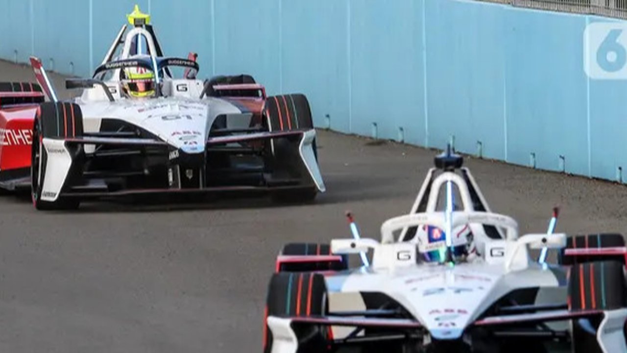 Meski hanya berlangsung satu race, para pembalap dan tim siap menghibur penonton dengan kompetisi ketat dengan mengedepankan teknologi, kecepatan, dan efisiensi energi. (Liputan6.com/Herman Zakharia)