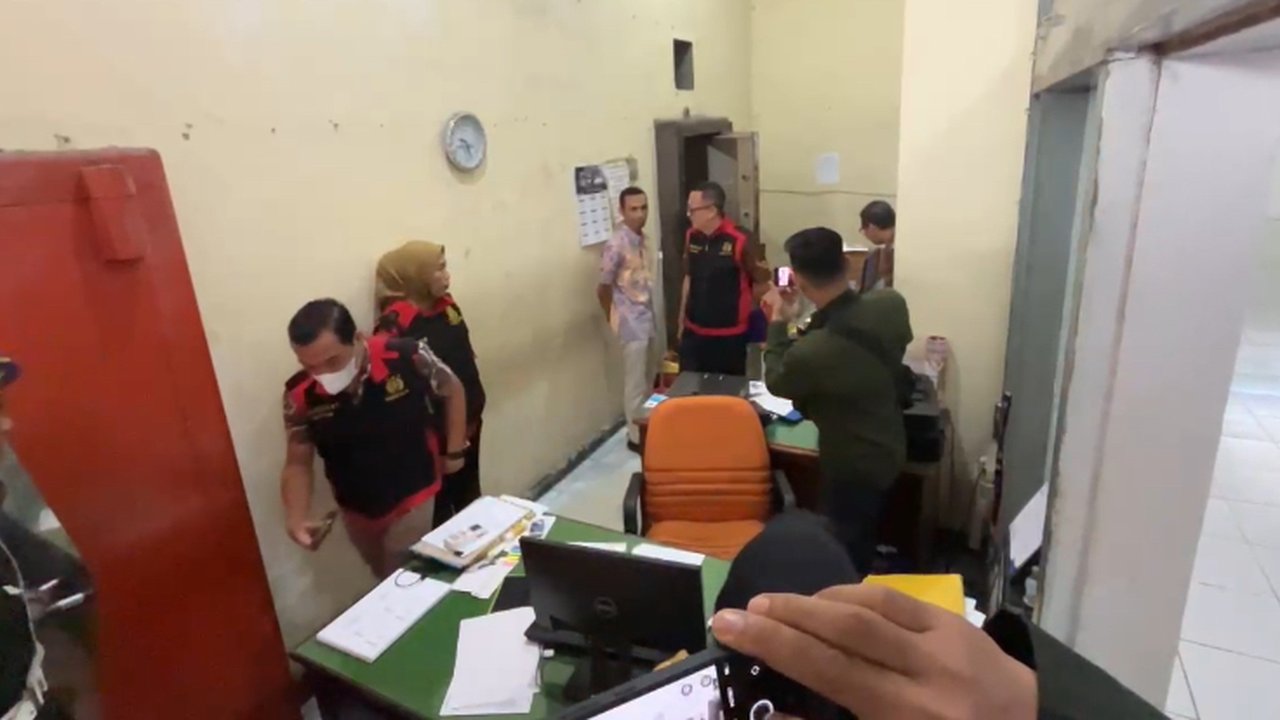 Temukan Dugaan Penyelewengan Keuangan, Kejati Geledah Kantor Pos Cabang Bengkulu