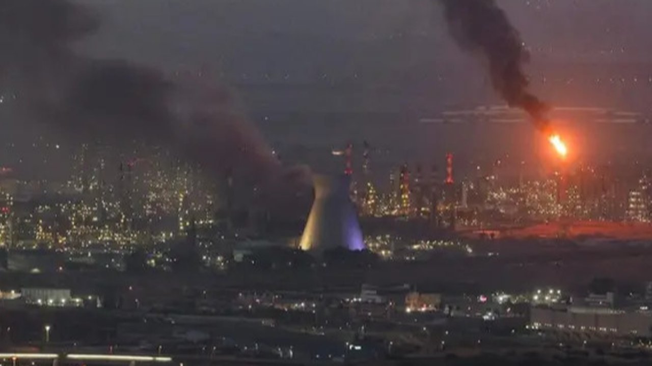 Rudal yang diluncurkan dari Iran menuju Israel melesat di langit malam seperti yang terlihat dari Deir al-Balah, Jalur Gaza, Selasa (1/10/2024). (Dok. AP/Abdel Kareem Hana)