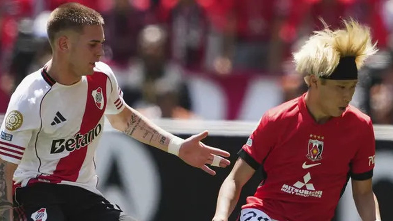 Pelatih Inter Milan, Cristian Chivu, memberikan instruksi kepada para pemainnya dalam pertandingan Grup E Piala Dunia Antarklub antara Monterrey dan Inter Milan di Pasadena, California, Se