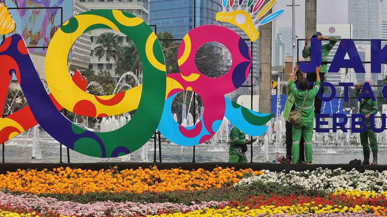 Pekerja menyelesaikan pembuatan ornamen menyambut HUT ke-498 Kota Jakarta di Bundaran HI, Jakarta, Sabtu (21/06/2022).