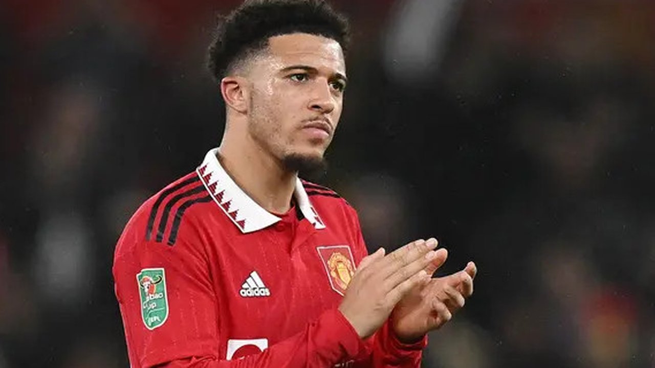Pemain Chelsea, Reggie Walsh (kiri) merayakan kemenangan atas Djurgardens bersama rekannya, Jadon Sancho dalam laga leg 1 semifinal Conference League 2024/2025 di 3Arena, Stockholm, Swedia, K