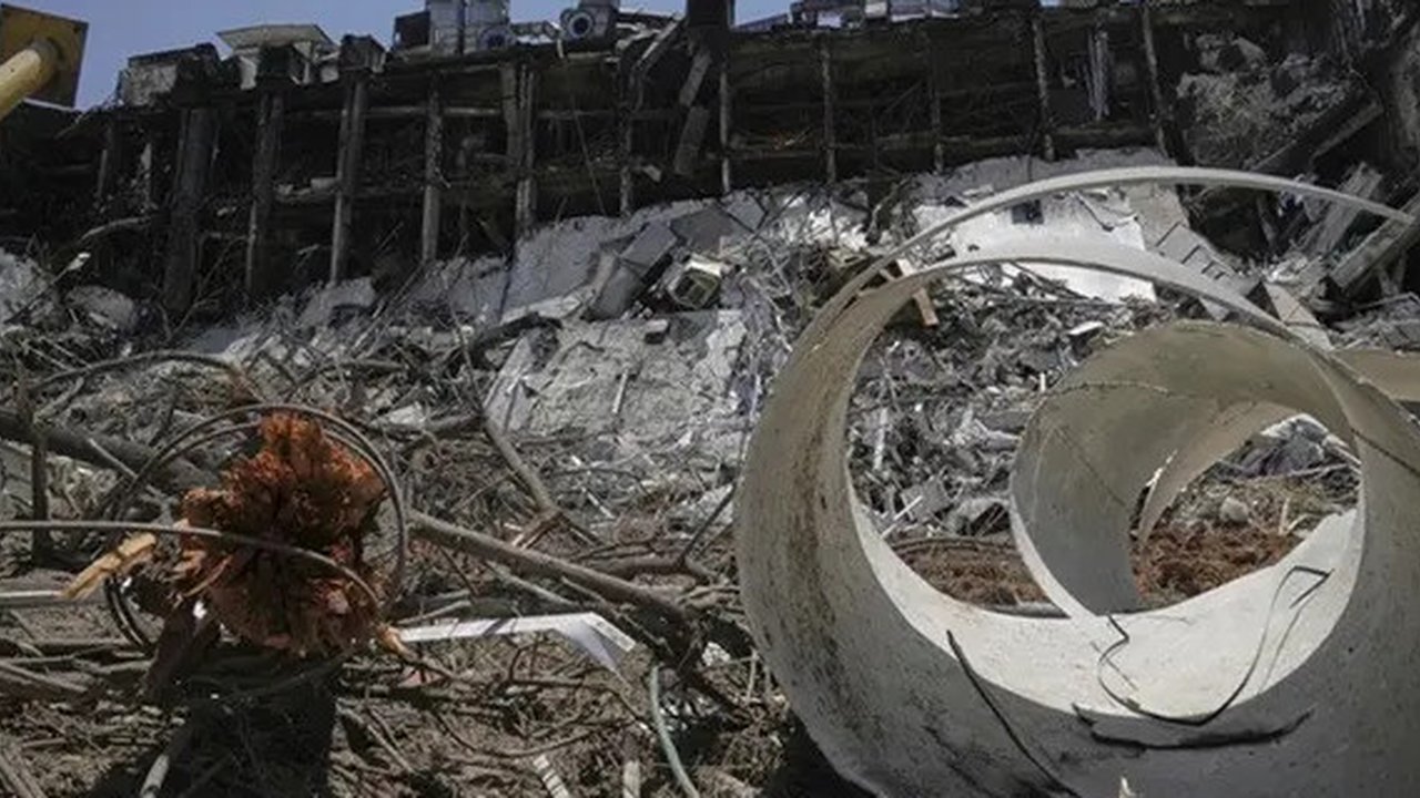 Otoritas Teheran menyebut ratusan rudal ditembakkan ke target-target strategis dan sensitif di Tel Aviv, termasuk kota pelabuhan Haifa pada Senin (16/6/2025) dini hari waktu setempat. (JOHN W