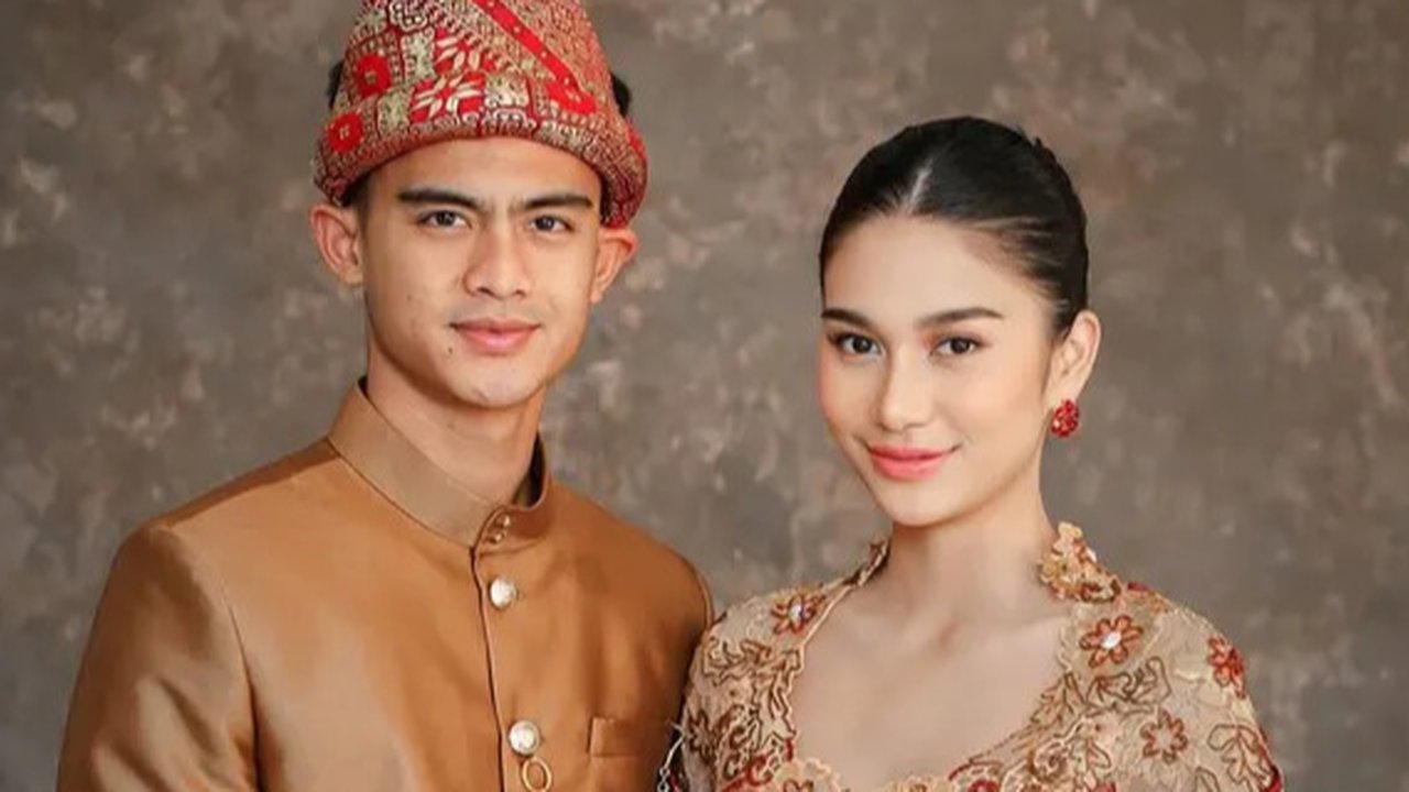 6 Momen Kebaya Azizah Salsha yang Memikat, Elegan dalam Balutan Kain Tradisi (sumber: Instagram/azizahsalsha_ )