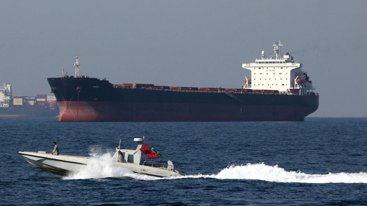 Amerika Serang Iran: Aktivitas Selat Hormuz dan Dampak Besar pada Ekonomi Dunia