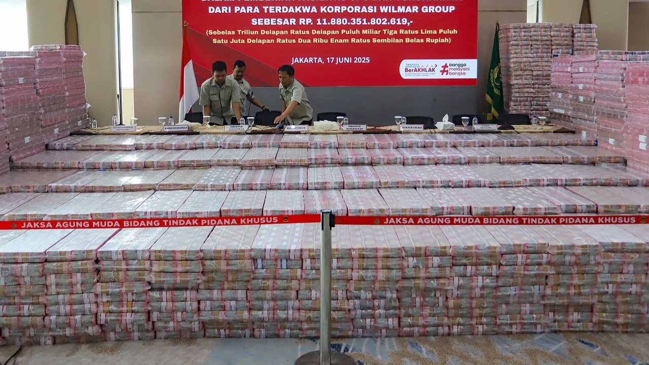 Momen Kejagung Pamerkan Tumpukan Uang Sitaan Miliaran Hingga Triliunan Rupiah
