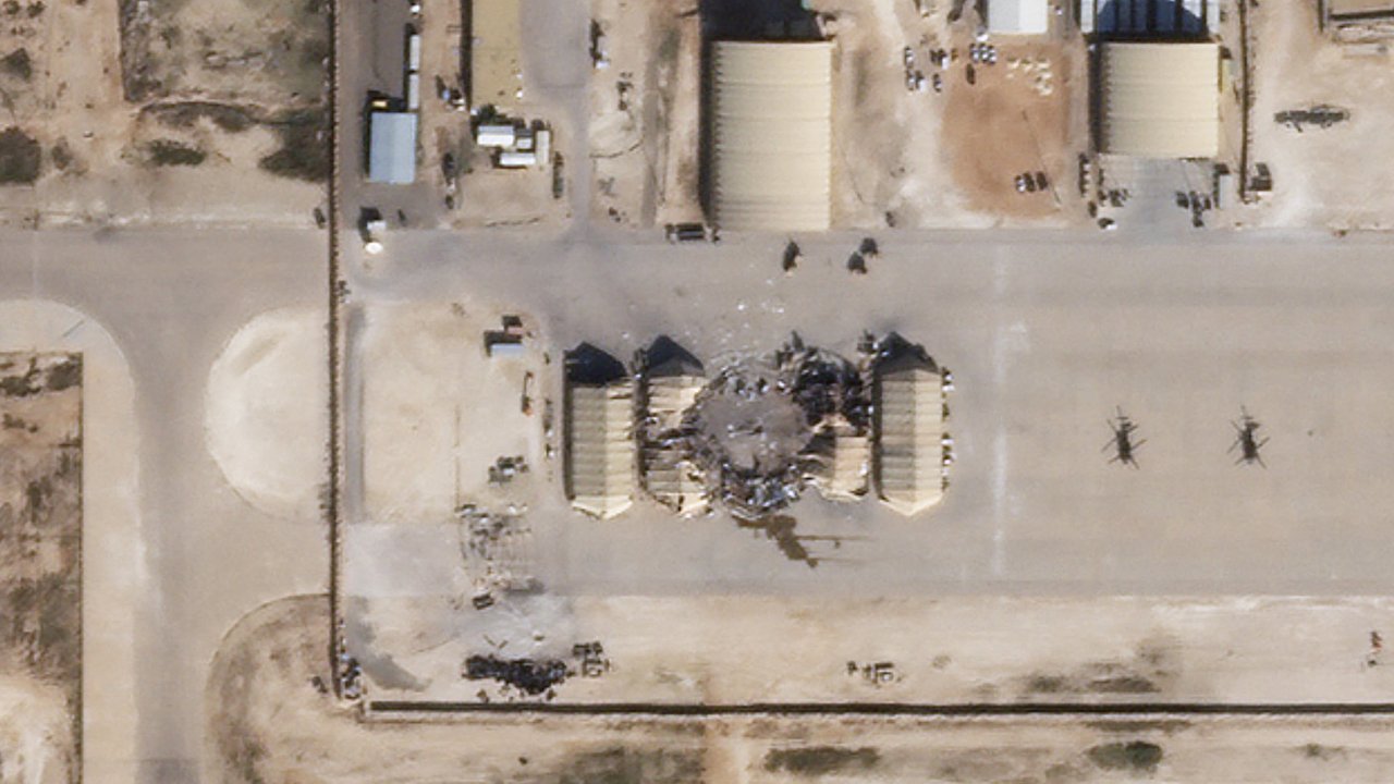 Gambar satelit menunjukkan kerusakan akibat serangan Iran di pangkalan udara AS di Ain al-Assad, Irak barat, Rabu (8/1/2020). Serangan Iran adalah pembalasan atas pembunuhan Jenderal Qassem Soleimani, salah satu pejabat militer paling kuat dan berpengaruh di Teheran. (HO/Planet Labs Inc./AFP)