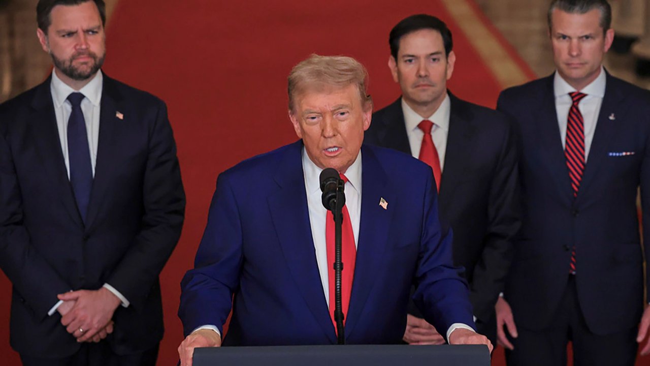 Presiden AS Donald Trump bersama Wakil Presiden JD Vance, Menteri Luar Negeri Marco Rubio, dan Menteri Pertahanan Pete Hegseth saat konpers di Gedung Putih di Washington, AS, Sabtu, (21/06/2025